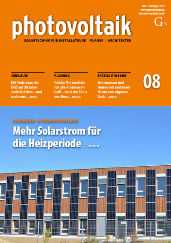 Titelbild einer Zeitschrift mit dem Titel "photovoltaik" mit einem mit Solarzellen bedeckten Gebäude und blauem Himmel im Hintergrund.