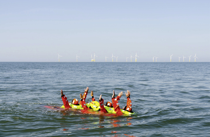 Rettungsübung im Meer für Offshore-Windkraft