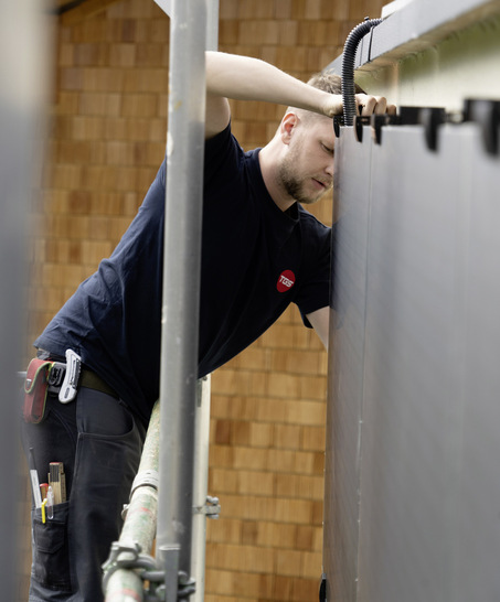 Die Plug-and-play-Lösung von Mo Energy Systems erlaubt die einfache, sichere und schnelle Montage der Fassadenanlagen.