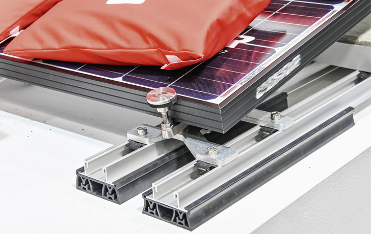 Der Gewichtssensor wird mit einem zusätzlichen Stück Montageschiene unter dem Modul montiert.