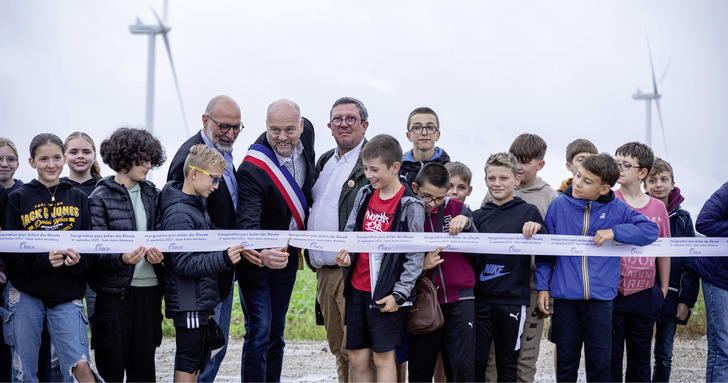 Feierliche Windparkeröffnung des Parc éolien des Bleuets am 21. September 2023 bei Saint-Aubin-Montenoy an der Somme mit dem „Maire“: 
Der Bürgermeister Vincent Viltart durchschneidet das Band für die Inbetriebnahme der sieben Anlagen mit zusammen 25,2 Megawatt.