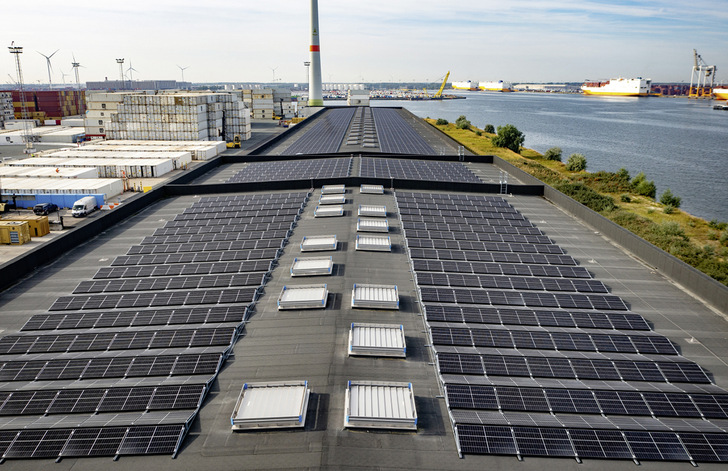 Perfekte Dekarbonisierung der Industrie: MSC Med Repair hat mit dieser Installation von Trina-Modulen im Hafen von Rotterdam gezeigt, welches Potenzial die Photovoltaik im Gewerbe hat.