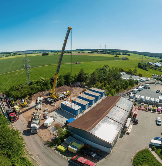Blick aus der Luft: Die sechs Speichercontainer verfügen 
über 24 Megawattstunden.