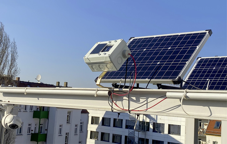 Versuchsaufbau zum Degradationsverhalten eines Minimoduls aus Perowskitzellen.