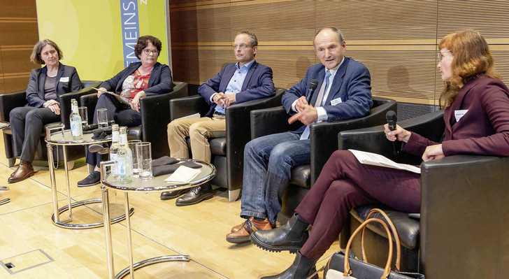 Diskussion zu Artenschutz auf einer Konferenz der FA Wind (v. l. n. r.): Marie-Luise Pörtner, Geschäftsführerin Baywa RE Wind, Sabine Riewenherm, ­Präsidentin BfN, Florian Schöne, Geschäftsführer DNR, Marc Reichenbach, Geschäftsführer Arsu, Moderation Nicole Weinhold, ERNEUERBARE ENERGIEN