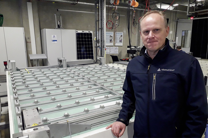 Roman Brück am Tauchbecken, in dem die Solarmodule auf ihren Isolationswiderstand getestet werden.
