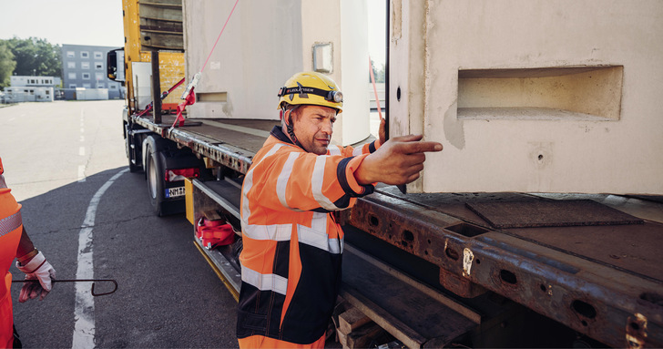 Transport von Max-Bögl-Fertigbetonteilen für Hybrid-Windturbinentürme