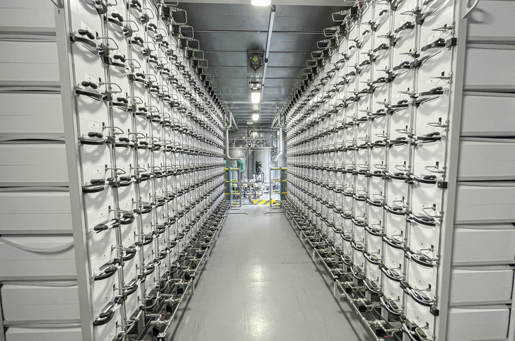 Stack über Stack, String neben String: Der AEM-Container kombiniert viele einzelne Elektrolyseure für eine Gesamtleistung in der Megawatt-Klasse.