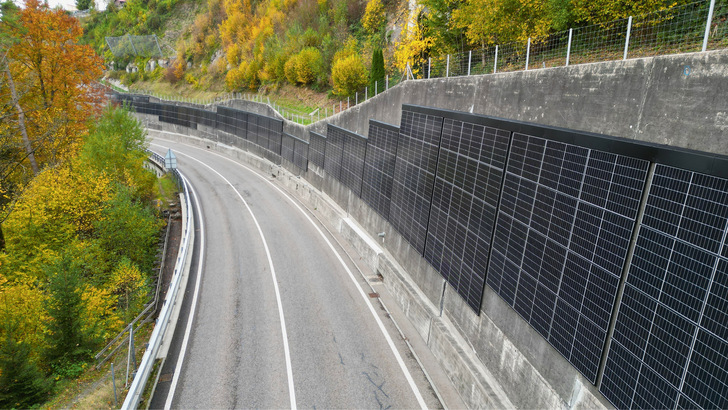 Die Montage der Module an der Stützmauer hat den Vorteil, dass die Anlage vor allem im Winter mehr Ertrag liefert als eine herkömmliche Aufständerung.