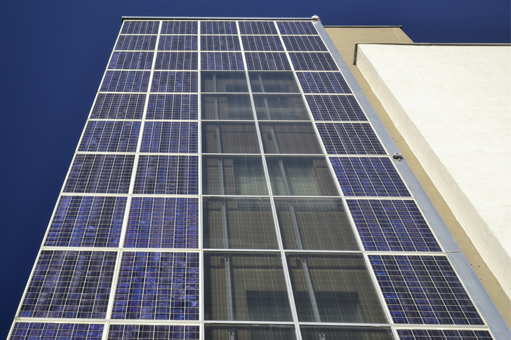 Mit der Höhe des Gebäudes steigen auch die Anforderungen an den Brandschutz der Solarfassade. - © Foto: Velka Botička Mit der Höhe des Gebäudes steigen auch die Anforderungen an den Brandschutz der Solarfassade.