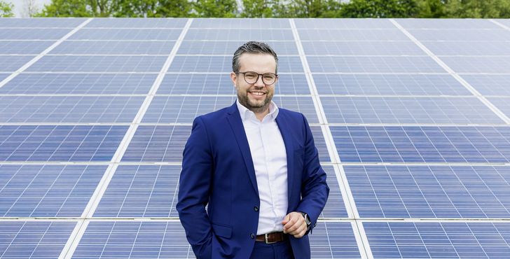 Christoph St﻿rasser
 ist CEO von Maxsolar aus Traunstein. Die Firma ist auf innovative Energielösungen für Unternehmen und Kommunen spezialisiert. 2009 gegründet, hat sie inzwischen mehr als 210 Mitarbeiterinnen und Mitarbeiter an fünf Standorten in Deutschland. Maxsolar plant, baut und betreibt Photovoltaik­anlagen, Energiespeicher, Ladeinfrastruktur sowie Wind- und Wärmelösungen in integrierten Systemen. Die aktuelle ­Projektpipeline umfasst über 6,5 Gigawatt.