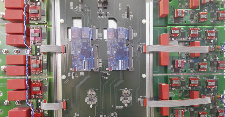 Die Leistungselektronik wird intelligenter: Sie erlaubt mehr Funktionen für kleine und große Solaranlagen. - © Foto: Heiko Schwarzburger Die Leistungselektronik wird intelligenter: Sie erlaubt mehr Funktionen für kleine und große Solaranlagen.