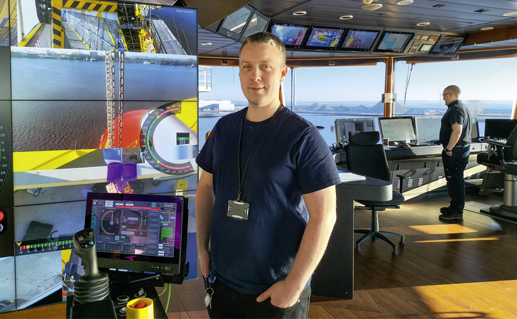 Kapitän Anders Mæhle am Kranführerplatz auf der Edda Breeze am Anleger in Emden, vor der Ausfahrt zum Windpark Bard ­Offshore 1.  Windpark-Betreiberunternehmen Ocean Breeze Energy hat das Schiff für zehn Jahre bei der norwegischen ­Reederei Edda Wind ­gesichert.