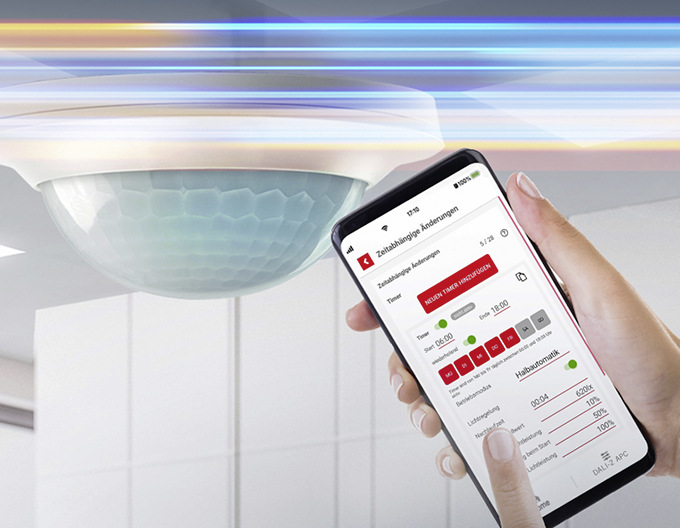 Der Präsenzmelder Compact APC20 steuert bis zu 64 Betriebsgeräte in bis zu 16 Gruppen – bei Bedarf auch abhängig von Uhrzeit und Wochentag.