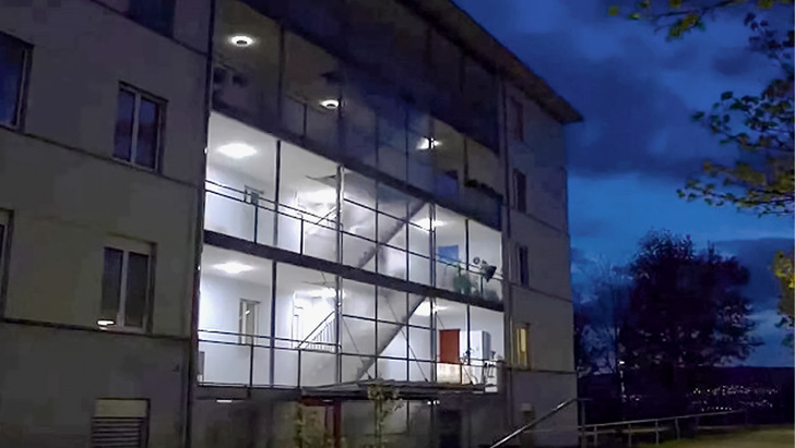 Im Treppenhaus der Wohnanlage Rütihof in Zürich-Höngg, von der ASIG Wohnbaugenossenschaft gemanagt, wurden RS PRO R10 plus SC-Leuchten mit einer Leistung von 8,5 W und 992 lm installiert.