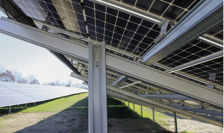 Nicht immer ist der Boden eben. Dazu sind flexible Freilandsysteme notwendig. Doch auch innerhalb der Unterkonstruktionen wird weiter optimiert, wie hier bei SL Rack, um auch bifaziale Module perfekt nutzen zu können.