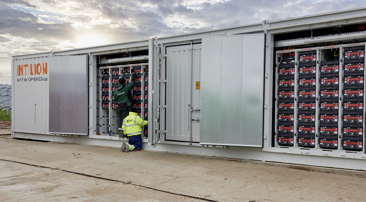 Groß- und Gewerbespeicher müssen nicht nur neue Geschäftsmodelle abdecken, sondern auch schnell und einfach installiert sein. Intilion bietet dazu einen separaten Service an.