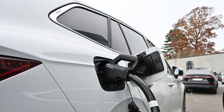 Das Auto als mobiler Speicher: Die Idee ist verlockend und die Industrie arbeitet an der Umsetzung. Es wird aber noch ein bisschen dauern, bis es so weit ist.