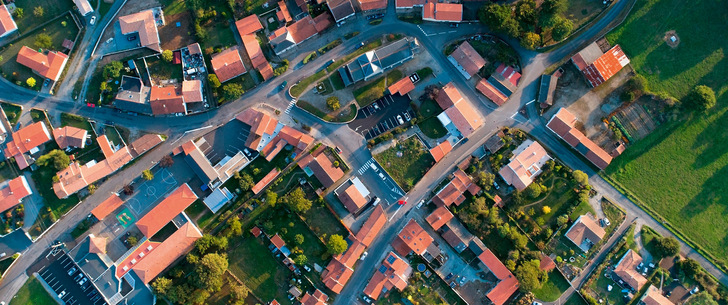 Netze in der Nachbarschaft zur gemeinsamen Wärmeversorgung sieht man in Deutschland im Gegensatz zu Verkehrswegen selten. Schade, denn bei passender Organisation stellen sie eine Alternative bei der Heizungsmodernisierung dar – und für die Energieberatung ein neues Aufgabenfeld. - © Bild: altitudedrone - stock.adobe.com Netze in der Nachbarschaft zur gemeinsamen Wärmeversorgung sieht man in Deutschland im Gegensatz zu Verkehrswegen selten. Schade, denn bei passender Organisation stellen sie eine Alternative bei der Heizungsmodernisierung dar – und für die Energieberatung ein neues Aufgabenfeld.
