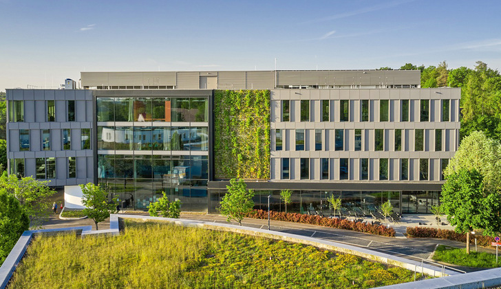 Nicht einmal zehn Prozent der Neu- und Bestandsbauten sind derzeit für den Rückbau konzipiert, obwohl entsprechende Materialien längst verfügbar sind. Einer aus dieser noch kleinen Gruppe: das Plusenergie-Bürogebäude OWP12 in Stuttgart.   ﻿