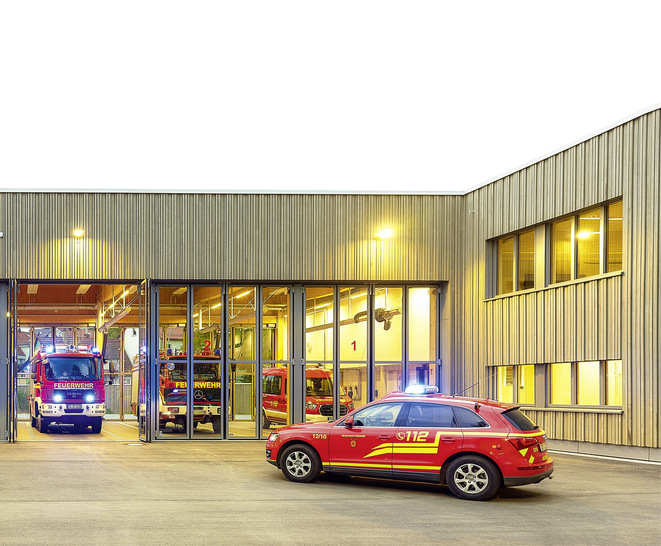 Die hinterlüftete Fassade aus unterschiedlich dimensionierten Holzlatten erzeugt in ihrem Spiel aus Licht und Schatten ein lebhaftes Bild.