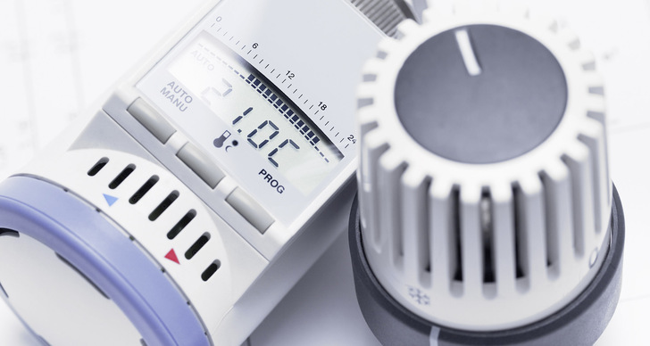 Wer herkömmliche durch digitale Thermostate ersetzt, kann Energie sparen – vor allem in Nichtwohngebäuden mit variierenden Nutzungszeiten. - © Bild: BERLINSTOCK - stock.adobe.com Wer herkömmliche durch digitale Thermostate ersetzt, kann Energie sparen – vor allem in Nichtwohngebäuden mit variierenden Nutzungszeiten.