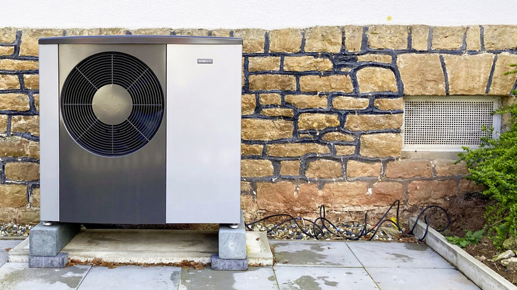 1 Der Einsatz von Wärmepumpen gilt als Schlüsselstrategie, damit der Gebäudesektor die Klimaschutzziele in der verbleibenden Zeit schaffen kann. In Bestandsbauten dümpelt ihr Anteil noch bei rund drei Prozent, obwohl auch hier Wärmepumpenkonzepte bei strategischer Sanierungsplanung durchaus effizient funktionieren können.