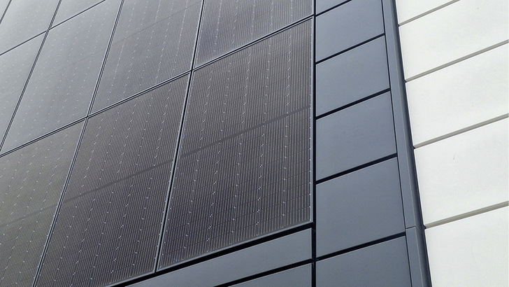 Beim neuen Produktionsgebäude der Firma Fenecon in Iggensbach wurden 552 Glas-Glas-Solarmodule mit Hilfe von Agraffen an der Fassade befestigt.