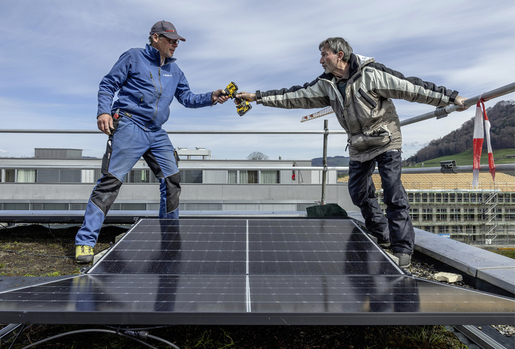 Die Energiewendegenossenschaft E-Wende setzt sich dafür ein, dass jeder Hauseigentümer mit Eigenleistung günstig eine Solaranlage bauen kann.