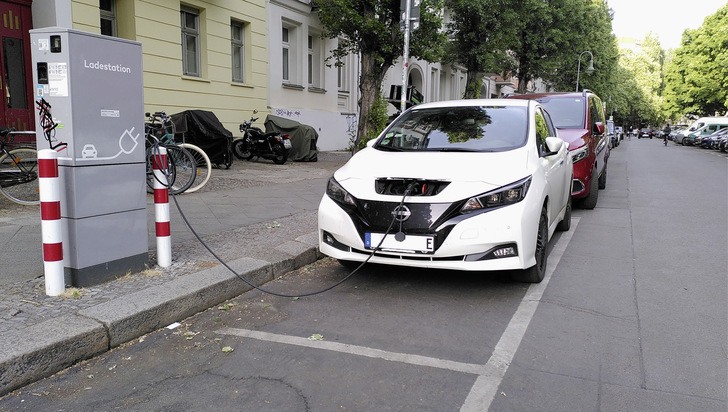 Den passenden Platz für eine öffentlich zugängliche Ladestation zu finden ist nicht einfach. Doch inzwischen gibt es digitale Helfer.