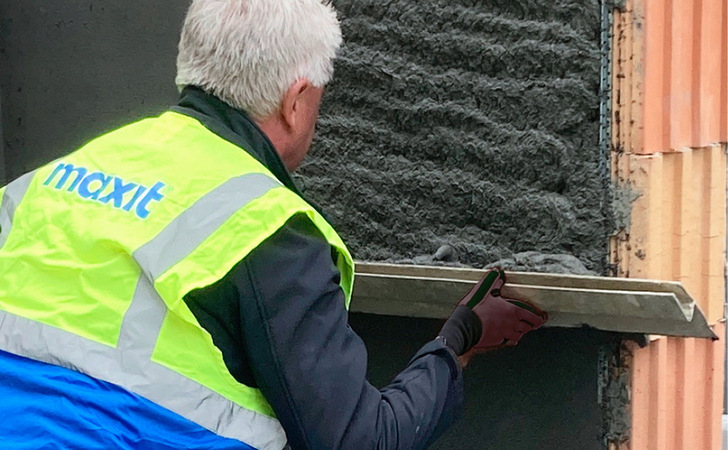 Der Kalk-Zement-Putz Maxit ip 18 ML C bietet laut Hersteller gleichmäßiges Abbindeverhalten und Festigkeit auf unterschiedlich saugfähigen Oberflächen.