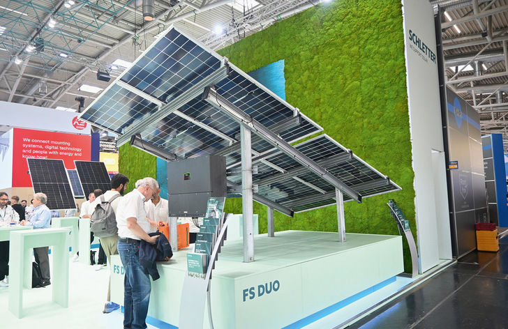 Mit einem speziellen Gelenk kann Schletter Höhenunterschiede im Gelände ausgleichen. Auf der Intersolar waren jede Menge solcher Neuerungen für den Bau von Solarparks zu sehen.