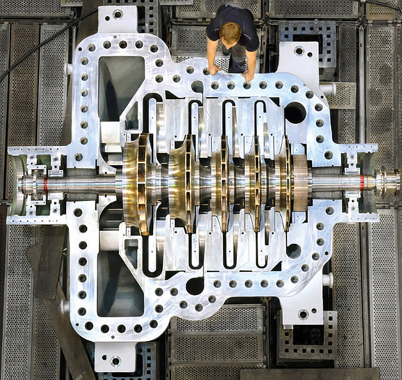 Der riesige Kompressor der Wärmepumpe erhitzt oder kühlt in fünf Stufen.