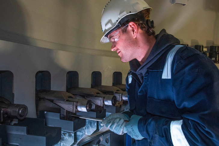 Monteur schiebt die innovativen Keile auf den dafür vorgesehenen Laden in ihre Montageposition.