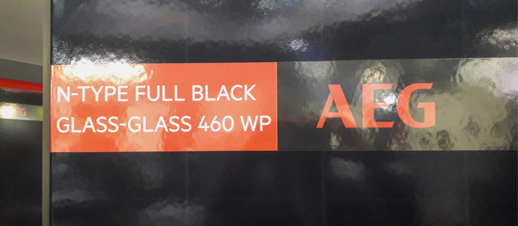 Die Frontseite der neuen Glas-Glas-Module ist komplett schwarz.