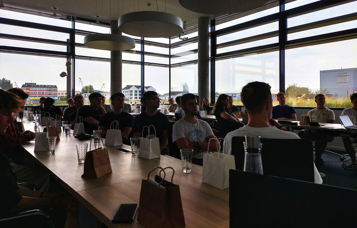 Schulungs-  und Tagungsraum im WPD-Firmengebäude mit 38 Auszubildenden von Deutsche Windtechnik im Startjahrgang 2024. Kennenlernwoche Anfang September.