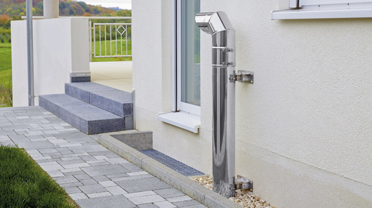 Die Neufassung der DIN 1946-6 legt für die Ansaugung der Außenluft erstmals eine Mindesthöhe von 70 Zentimetern über dem Erdreich fest. - © Bild: Zehnder Group Deutschland Die Neufassung der DIN 1946-6 legt für die Ansaugung der Außenluft erstmals eine Mindesthöhe von 70 Zentimetern über dem Erdreich fest.