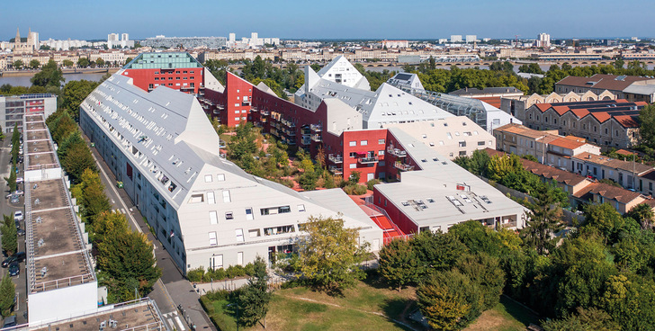 Der neue Wohnkomplex Ilot Queyries bettet sich als neuer Orientierungspunkt in die Umgebung ein und interpretiert die Bautraditionen von Bordeaux auf zeitgenössische Art.