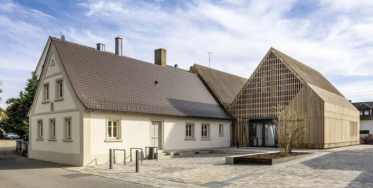 1 Sensibel angebaut und doch spannungsvoll gestaltet: das Bücherei-Ensemble aus Haus, Stall und Scheune.﻿