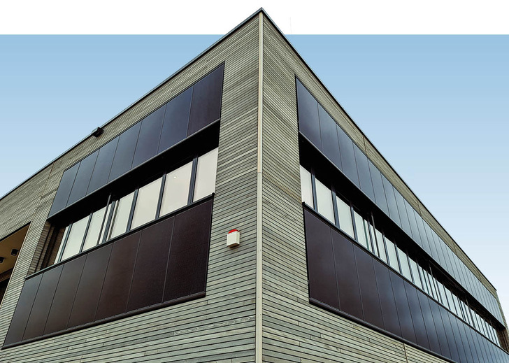 Photovoltaik auf dem Dach und an der Fassade bildet den Kern der Anlagentechnik bei diesem Nichtwohngebäude.