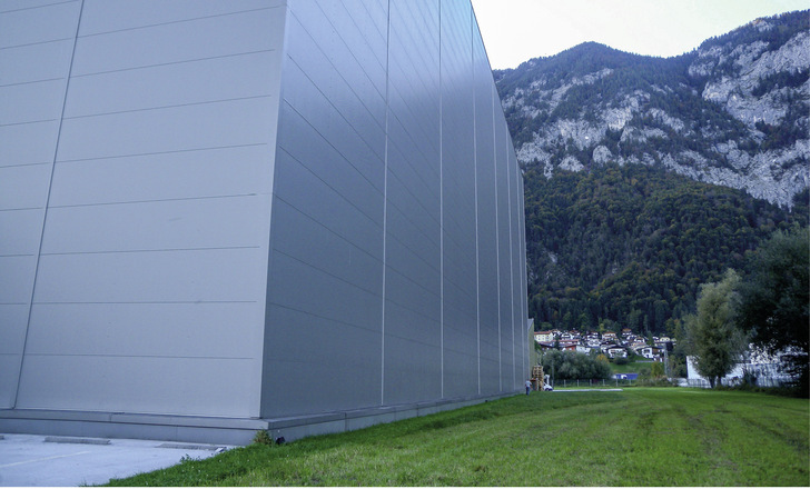 In dieser Lagerhalle für Kräuter arbeitet eine Anlage zur Sauerstoffreduktion. Um ihren Strom- und Stickstoffverbrauch möglichst gering zu halten, ist die Halle so dicht ausgeführt, dass eine sehr niedrige Luftwechselrate erreicht wird. Das stellt Messteams bei Blower-Door-Tests vor Herausforderungen.