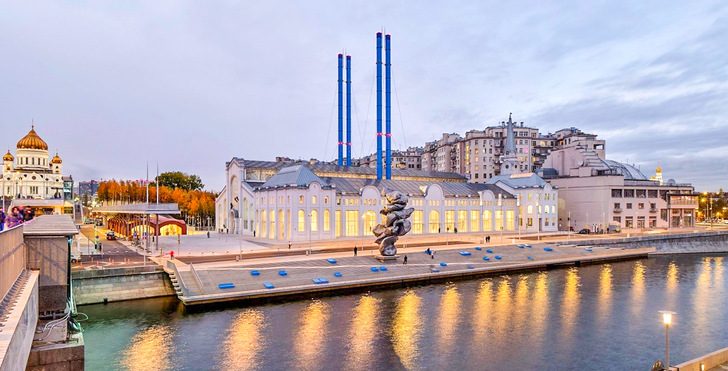 Für das nachhaltig restaurierte Kulturzentrum GES-2 in Moskau von Renzo Piano steuerte das Unternehmen Sunovation ein BIPV-Glasdach bei. Über die vier prägnanten, 70 m hohen Schornsteine wird die Frischluft für das Lüftungssystem angesaugt.