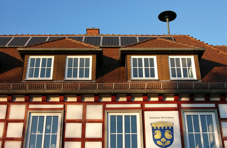 In manchen Gemeinden lassen sich Denkmalschutz und PV sehr gut verbinden. - © Foto: Martin Debus - stock.adobe.com In manchen Gemeinden lassen sich Denkmalschutz und PV sehr gut verbinden.