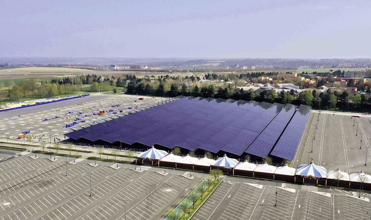 Noch ist die solare Überdachung des Parkplatzes von Disneyland Paris nicht fertig. Bis Ende 2023 entsteht hier eine Solarleistung von 30 Megawatt.