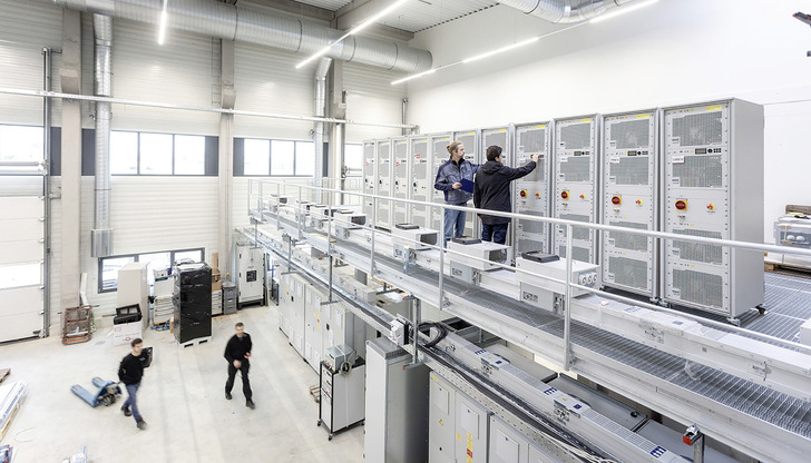 Das Multi-Megawatt-Lab am Fraunhofer ISE in Freiburg ermöglicht die hochgenaue Charakterisierung der elektrischen ­Eigenschaften von Wechselrichtern bis zu einer Leistung von zehn Megawatt.