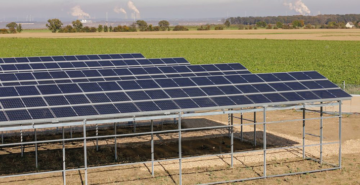 Die Anlagen sind so installiert, dass darunter Traktoren oder sogar Mähdrescher fahren können.