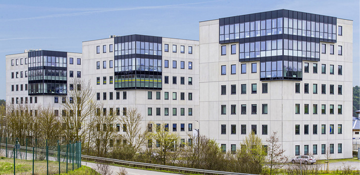Die Gebäudehüllen der ersten drei „Small Business Tower“ auf dem Projekt­campus Heimsheim bestehen allesamt aus Syspro-Thermowänden. Diese halten nicht nur die Wärme im Gebäude, sondern auch den Verkehrslärm draußen.