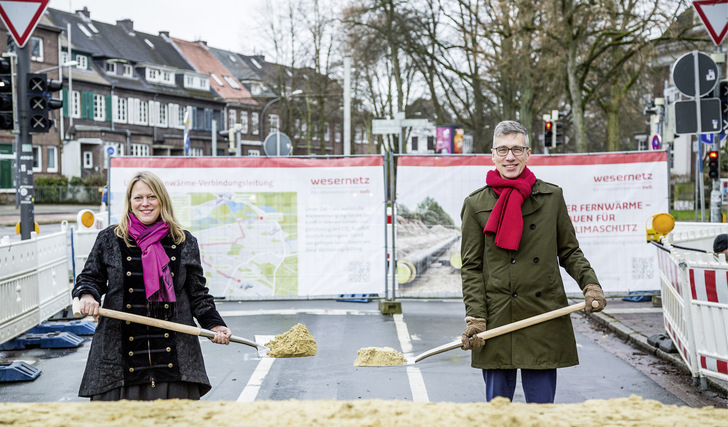 1 Schippen für mehr Klimaschutz: Im Februar 2022 erfolgte in Bremen der Spatenstich für eine neue Fernwärme­verbindungsleitung mit Dr. Maike Schaefer (Senatorin für Bau und Klimaschutz) und Dr. Torsten Köhne (Vorsitzender des Vorstands der swb AG). Die novellierte AVBFernwärmeV erlaubt es nun, die Hausanschlusswerte laufend anzupassen.