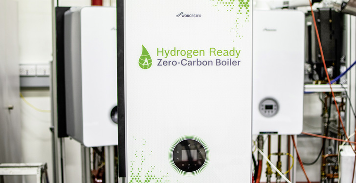 Prototyp: Bosch Thermotechnik hat vor zwei Jahren an seinem britischen Unter­nehmensstandort in Worcester ­einen H2-Kessel vorgestellt, der zunächst mit herkömmlichem Erdgas betrieben werden kann, jedoch genauso auf den Betrieb mit Wasserstoff umgestellt werden kann.