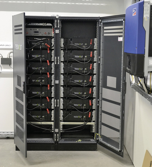 Der modular aufgebaute TS-I HV 80 von Tesvolt kann sowohl Lastspitzen kappen als auch den Eigenverbrauch optimieren. - © Foto: Velka Botička Der modular aufgebaute TS-I HV 80 von Tesvolt kann sowohl Lastspitzen kappen als auch den Eigenverbrauch optimieren.